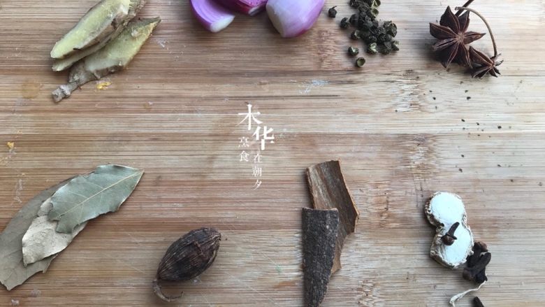 红烧猪蹄(高压锅版),准备香料,基本都不用很讲究,家里有什么放什么也行。