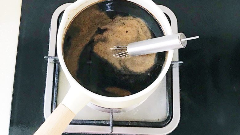 仙草的2+1花样吃法,小火加热 要不停的搅拌以免锅底糊锅(煮至汤汁浓稠即可关火)