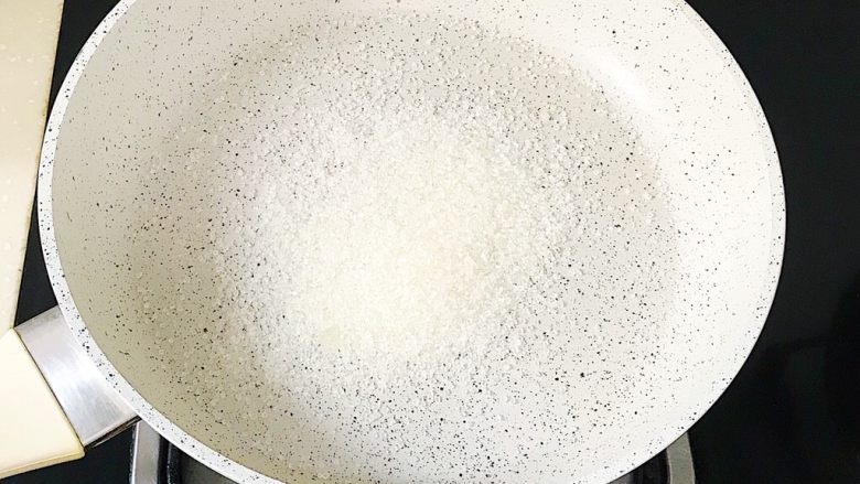 仙草的2+1花样吃法,第一种:
焦糖奶茶烧仙草
平底锅小火加热 倒入20克<a style='color:red;display:inline-block;' href='/shicai/ 869'>白砂糖</a>