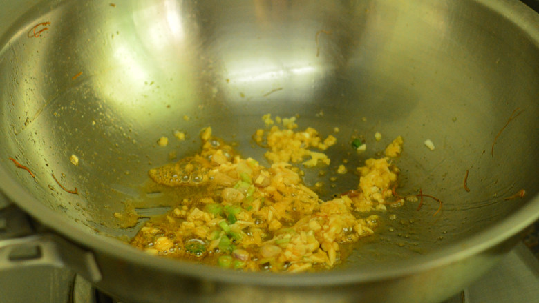 胡萝卜小炒虾,倒出多余的油,用少许油爆香葱姜蒜