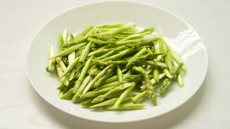 清炒芦笋,<a style='color:red;display:inline-block;' href='/shicai/ 122'>芦笋</a>洗净,摘去老的部分后切段