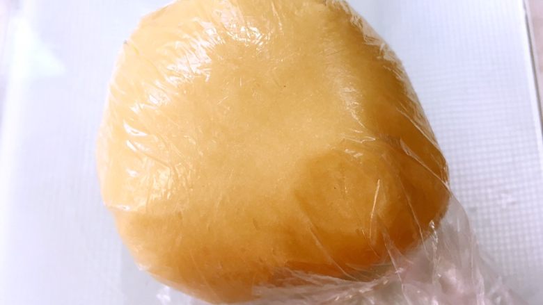 蛋黄月饼,将搅拌好的面团包裹上保鲜膜，放冰箱冷藏一个小时