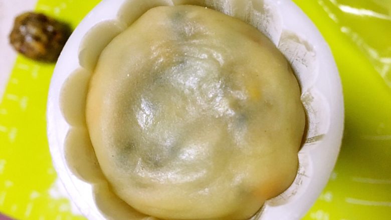 蛋黄月饼,之后将月饼放入模具，压出自己喜欢的花型