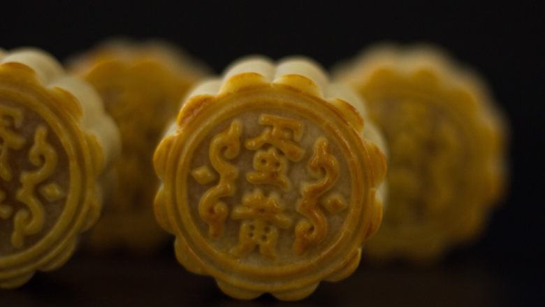 蛋黄月饼,刚做好的月饼表皮比较硬，放个两三天回油后，就软软的，特别油润啦