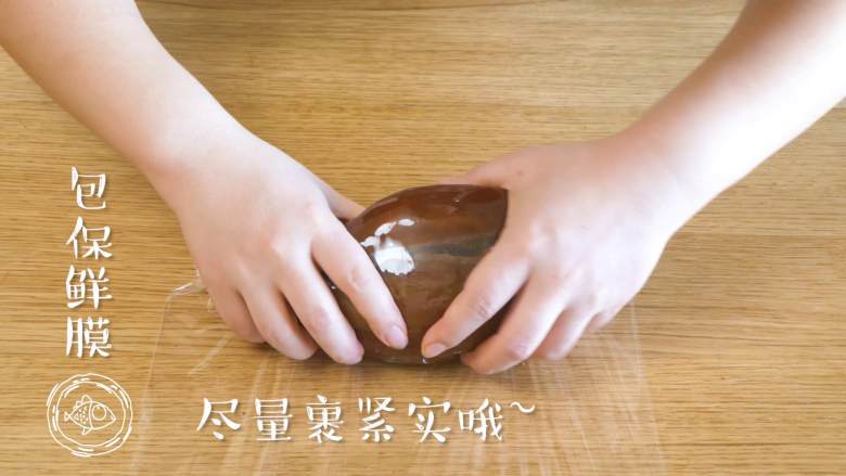 酱牛肉18m+(宝宝辅食),然后捞出晾凉,用保鲜膜包上,尽量裹紧实哈~
Tips:如果不着急的话,可以在炖牛肉的汤里焖一宿,会更入味~