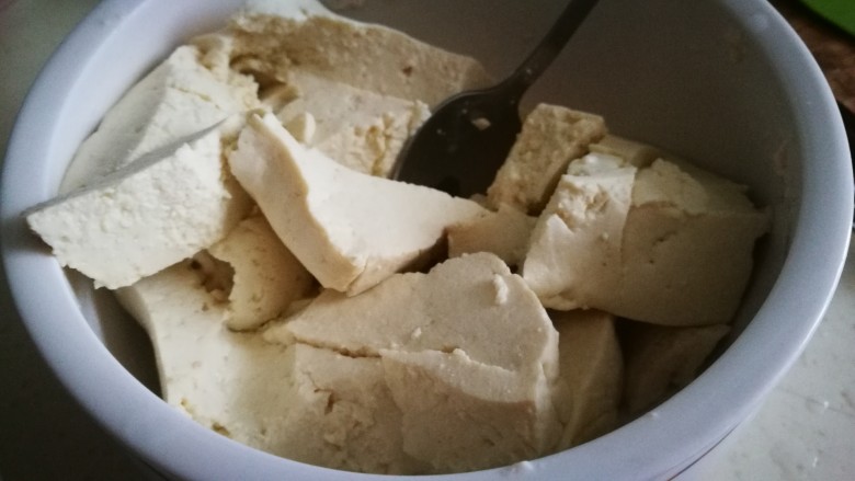 家宴菜谱~年年有鱼之皮蛋豆腐,豆腐片放进大碗 用勺子捣碎