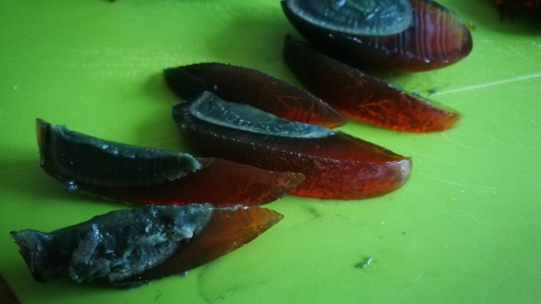 家宴菜谱~年年有鱼之皮蛋豆腐,其余切成条状 留出八个形状完整的做金鱼尾巴