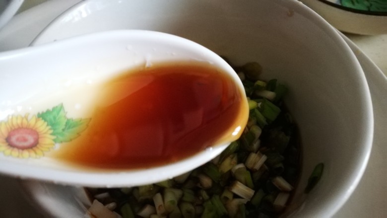 家宴菜谱~年年有鱼之皮蛋豆腐,加入<a style='color:red;display:inline-block;' href='/shicai/ 847'>香油</a>