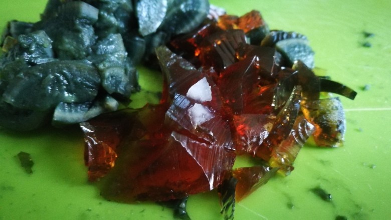 家宴菜谱~年年有鱼之皮蛋豆腐,余下的皮蛋切碎 放入豆腐中
