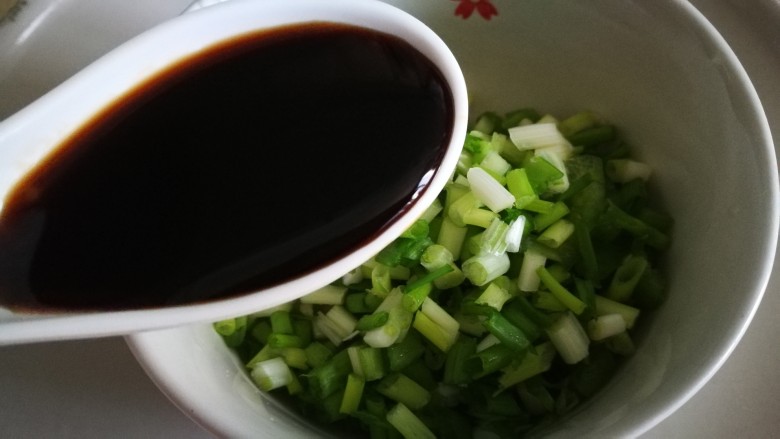 家宴菜谱～年年有鱼之皮蛋豆腐,小碗中放入蒜末葱花青椒碎 加入少许盐 适量<a style='color:red;display:inline-block;' href='/shicai/ 788'>生抽</a> 少许醋