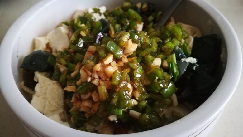 家宴菜谱~年年有鱼之皮蛋豆腐,将小料倒入豆腐皮蛋中