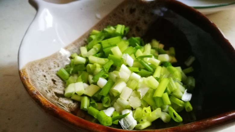 家宴菜谱~年年有鱼之皮蛋豆腐,<a style='color:red;display:inline-block;' href='/shicai/ 157'>小葱</a>切葱花