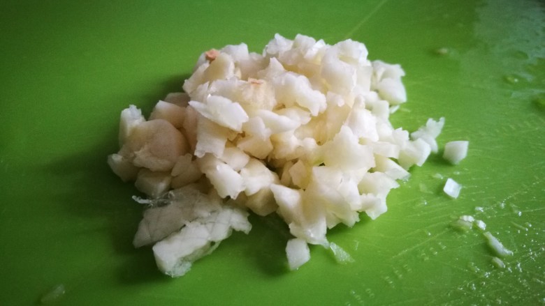 家宴菜谱~年年有鱼之皮蛋豆腐,<a style='color:red;display:inline-block;' href='/shicai/ 2794'>大蒜</a>切成蒜末