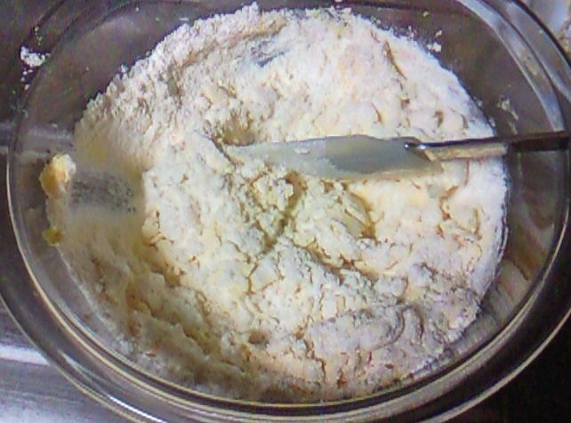 万能塔派饼皮,将过筛的粉末加入 ③,用抹刀揉搓并推入,轻轻推入,并将面团结合在一起。