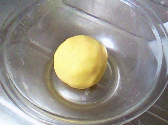 万能塔派饼皮,在冰箱里休息半天时,面料会变硬,所以可以加热20到30秒。