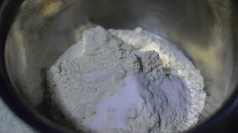 全素豆渣磅蛋糕,面粉、糖、小苏打、盐称量好,放在大盆里。