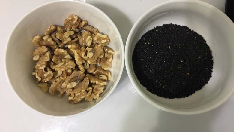 芝麻核桃发糕,如果你是生的黑芝麻和核桃仁,请事先炒熟。