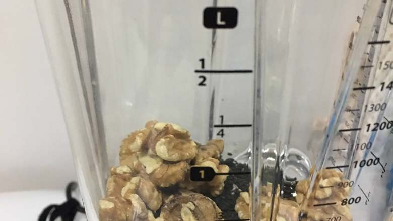 芝麻核桃发糕,将熟黑芝麻和核桃放入破壁机...不用太少..可以一次多打碎一些,多余的密封保存用破壁机做成芝麻糊也很好喝