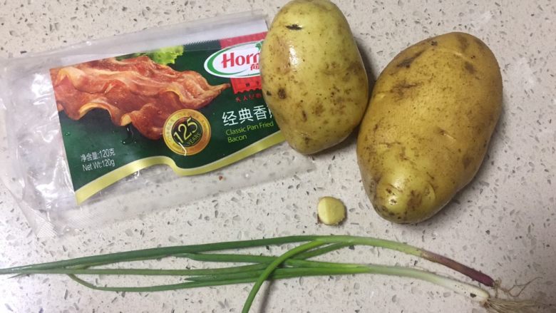 不用蒸不用捣的黑椒培根土豆泥,准备所需食材