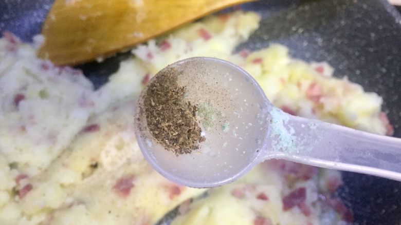 不用蒸不用捣的黑椒培根土豆泥,再加入少许五香粉,把所有食材尽力炒拌均匀