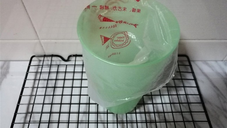红枣酸奶溶豆(新手零失败),提前准备好裱花嘴和裱花袋。裱花嘴我这里就不赘述了,六尺、八尺、樱花嘴看个人喜好~