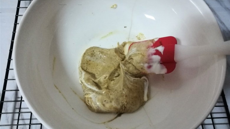 红枣酸奶溶豆(新手零失败),红枣泥和酸奶充分混合~!!!此时把装着蛋白的盆放到冰箱冷冻~对就是冷冻~