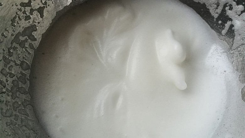 红枣酸奶溶豆(新手零失败),打至出现明显纹路,加入剩下的糖~中速继续打~