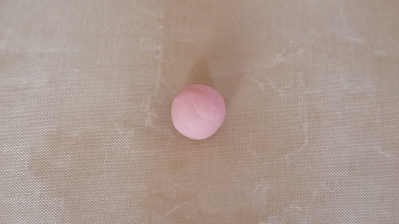 小红帽可爱娃娃卡通馒头,再取少许红色搓成圆形。
