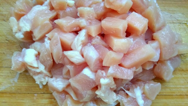 尖椒炒鸡丁,鸡肉切丁