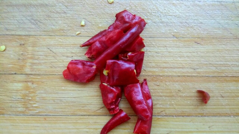 尖椒炒鸡丁,干红辣椒切小段