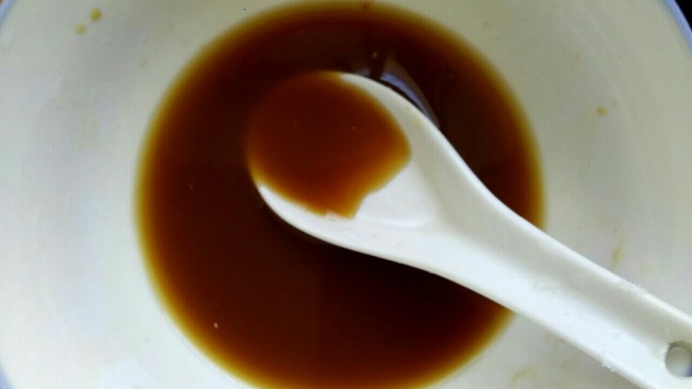 尖椒炒鸡丁,小碗中放入1勺生抽，一勺料酒，半勺<a style='color:red;display:inline-block;' href='/shicai/ 10588'>糖</a>，适量盐，一勺淀粉，两勺清水，搅拌均匀
