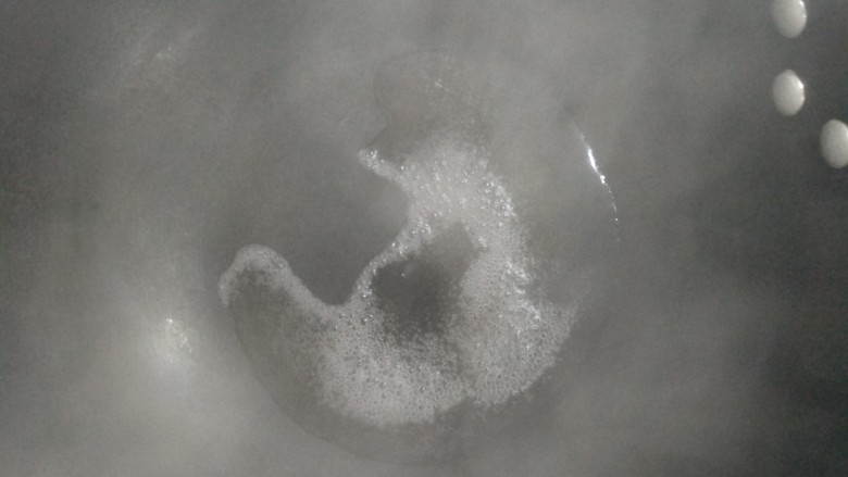 霜糖核桃仁,锅加热,放入适量的清水,带水开后放入白砂糖。(这一步根据核桃仁的量和自己口味掌握,一般清水与糖的比例为1:1)
