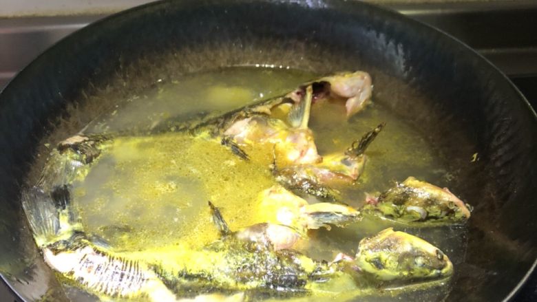 昂公酸菜鱼,加入开水,基本能覆盖鱼,加入料酒,少许盐,熬至汤白。