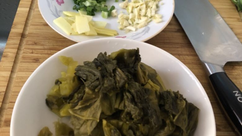 昂公酸菜鱼,酸菜切段,生姜切片、蒜头切末、葱切末备用。