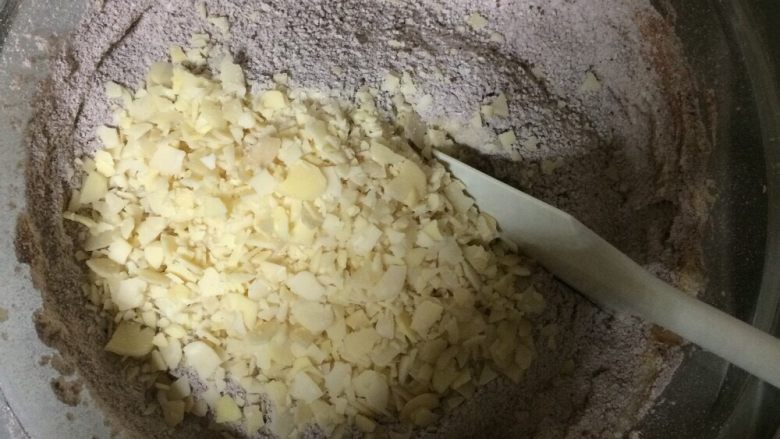 可可杏仁饼干,加入混合好的粉类,杏仁片