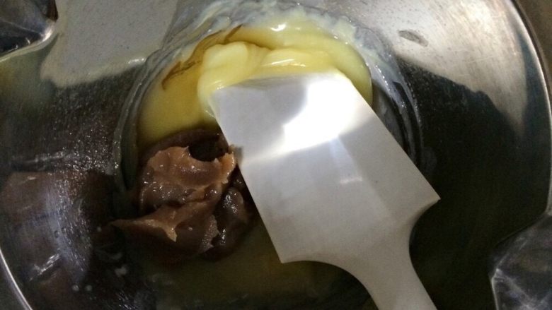 巧克力桃子蛋糕, 白巧克力和奶油加入碗中,用水浴溶解,加入朗姆酒。