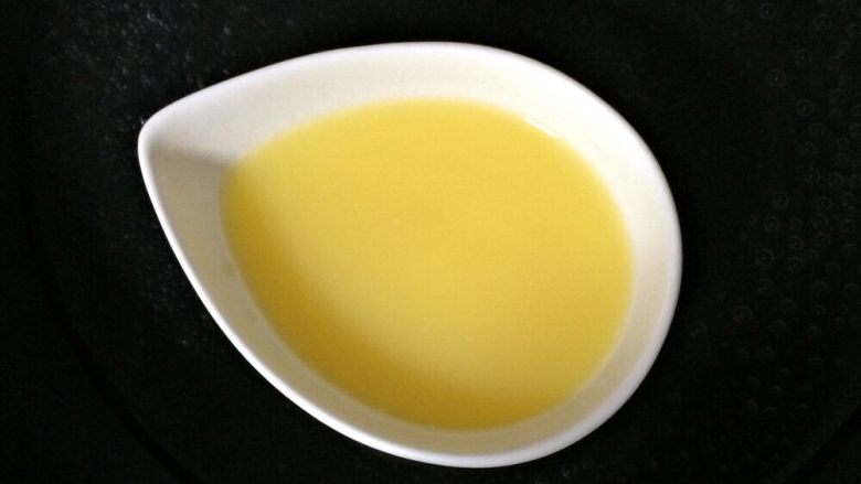 巧克力桃子蛋糕,发酵黄油(黄油)也是同样的热水溶解在它热水保持进行
