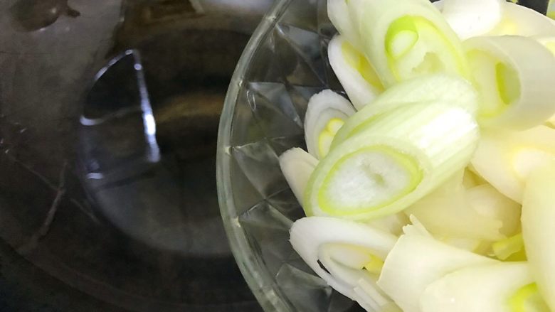 辣妹子爱吃肉(大葱辣椒炒酱肉),下大葱
