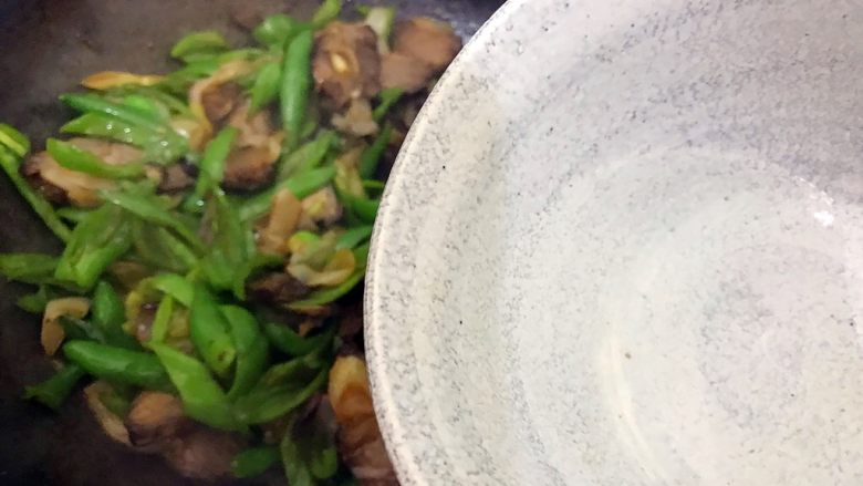 辣妹子爱吃肉(大葱辣椒炒酱肉),加少许热开水