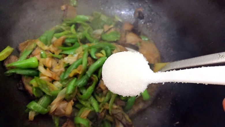 辣妹子爱吃肉(大葱辣椒炒酱肉),加一小勺细砂糖,翻炒均匀,即可