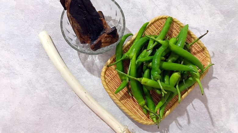 辣妹子爱吃肉（大葱辣椒炒酱肉）,首先我们准备好所有食材