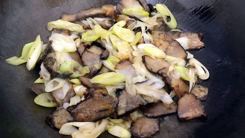 辣妹子爱吃肉(大葱辣椒炒酱肉),转中火,煸炒至酱肉变色