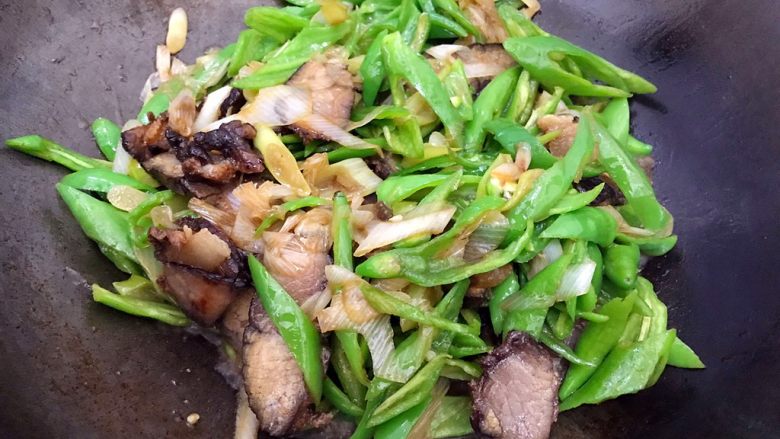 辣妹子爱吃肉(大葱辣椒炒酱肉),转大火,翻炒片刻