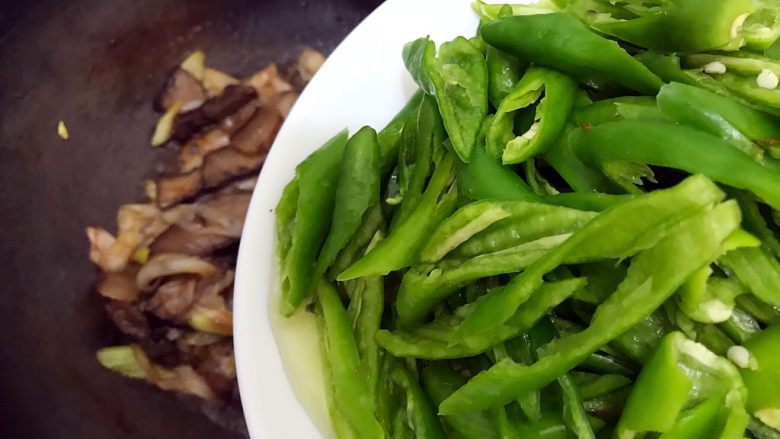 辣妹子爱吃肉(大葱辣椒炒酱肉),下辣椒