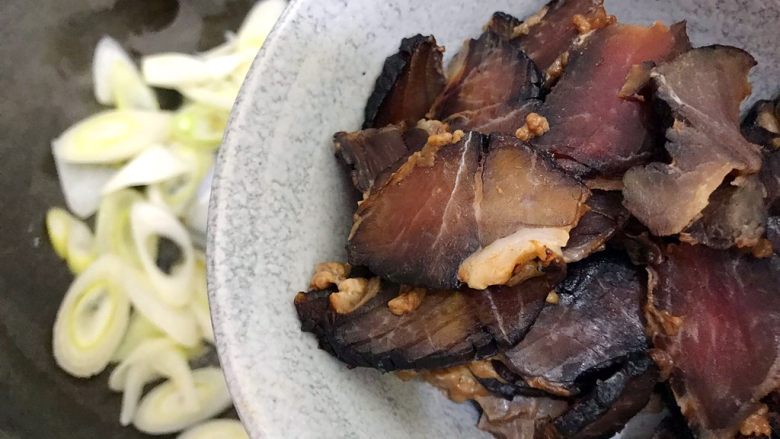 辣妹子爱吃肉(大葱辣椒炒酱肉),下酱肉