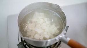 低脂奶酪豆腐慕斯蛋糕,将豆腐汆水,去掉一点豆腥味,大火煮2分钟。