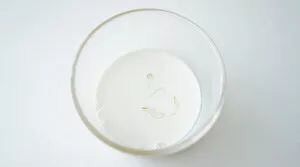 低脂奶酪豆腐慕斯蛋糕,<a style='color:red;display:inline-block;' href='/shicai/ 219'>牛奶</a>用微波炉高火加热10秒左右,加热至60-70度,不要太烫,然后放入泡软的吉利丁片,搅拌至完全去融化。温度太高会影响吉利丁片的凝固。