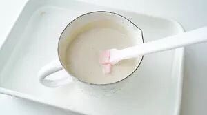 低脂奶酪豆腐慕斯蛋糕,将吉利丁片液倒入香蕉豆腐泥中,搅拌至混合均匀。可以放到冷水中搅拌至液体变得浓稠。