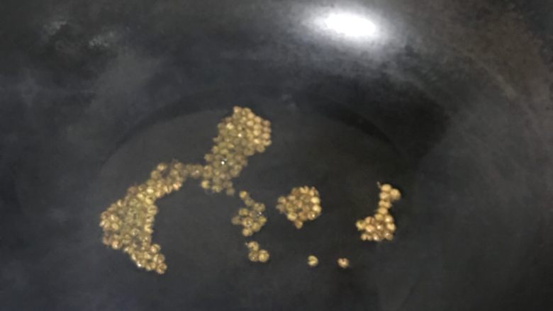 秘制香辣羊蝎子,油下锅,花椒适量辣锅,再把焦了的花椒捞起来扔掉,不要把花椒弄的太焦会苦。