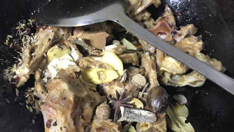 秘制香辣羊蝎子,加入香料,继续炒香